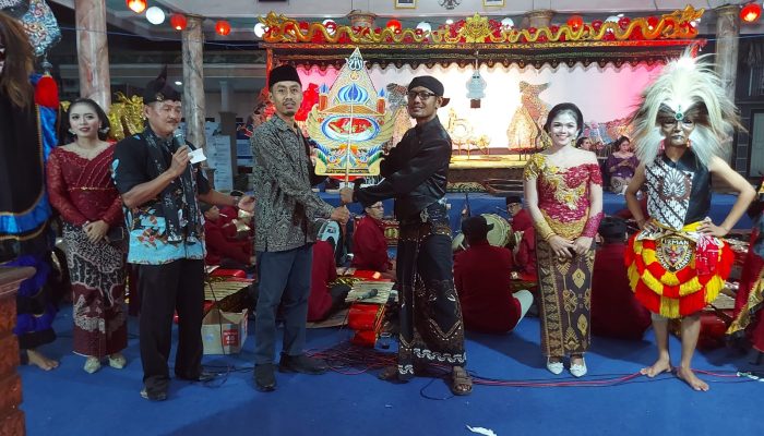 Lestarikan Tradisi Sedekah Bumi, Pemdes Gilang Gelar Wayang Kulit Dan Pengajian