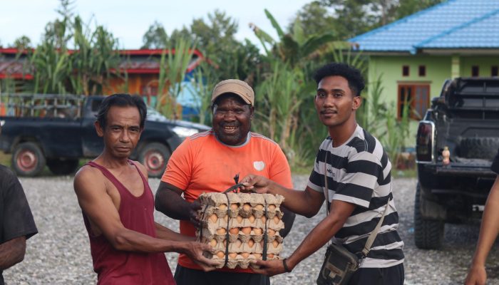 Bentuk Kepedulian, Personel Operasi Damai Cartenz 2025 Salurkan Bantuan Sembako Di Yalimo