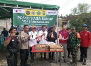 Kapolsek Krian Dan Pt Charoen Pokphand Bantu Warga Terdampak Banjir Di Dusun Badas Desa Barengkrajan Krian 