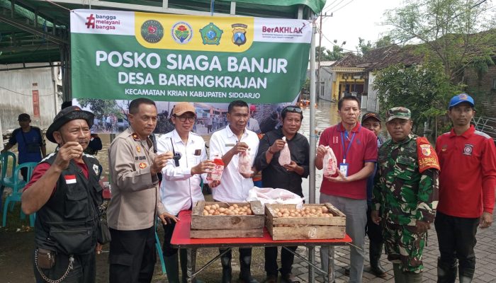 Kapolsek Krian Dan Pt Charoen Pokphand Bantu Warga Terdampak Banjir Di Dusun Badas Desa Barengkrajan Krian 