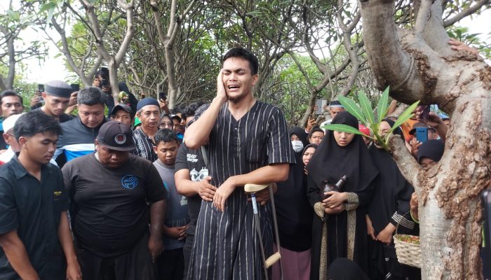 Tangis Rachmad Irianto Pecah Disamping Pusara Ayahanda, Bejo Sugiantoro