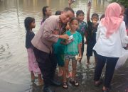 Kapolsek Krian Peduli Warga Terdampak Banjir Di Desa Barengkrajan  