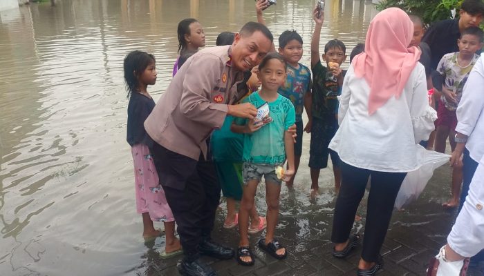 Kapolsek Krian Peduli Warga Terdampak Banjir Di Desa Barengkrajan  