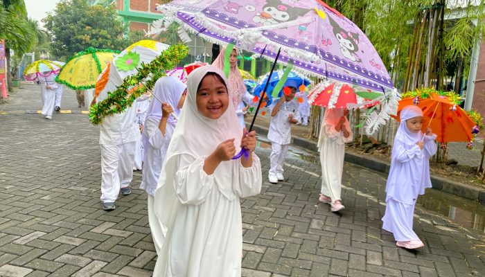 Tarhib Ramadan Kb Tk Al Muslim Sidoarjo: Semarak Pawai Payung Hias Dan Orasi Ajakan Puasa Ramadan