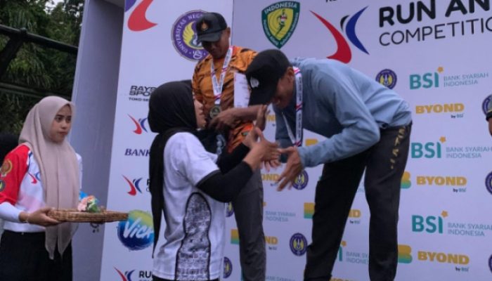 Personel Polres Lamongan Raih Dua Medali Kejurnas Uny Open Run And Jump Competition