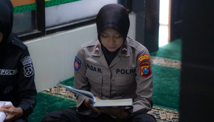 Isi Ramadan Dengan Ibadah, Polwan Dan Asn Polres Nganjuk Rutin Tadarus Di Masjid Al-Ikhlas 