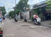 Tak Kunjung Diperbaiki, Warga Sepanjang Ancam Akan Tanam Pohon Pisang Di Jalan Rusak 