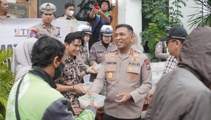 Peduli Pengendara Di Bulan Ramadhan, Polresta Sidoarjo Bagikan Takjil 
