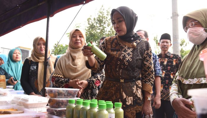 Tinjau Produk Umkm Di Taman, Wabup Sidoarjo Dorong Umkm Naik Kelas