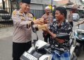 Berbagi Takjil Polsek Taman Himbau Pengendara Motor Pakai Helm dan Tertib Berlalulintas 