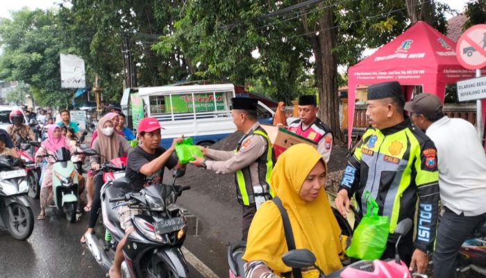Polsek Krian Berbagi Kebaikan Di Bulan Ramadan, Bagikan Takjil Untuk Pengguna Jalan