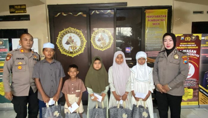 Kapolsek Jabon Berikan Santunan Kepada Anak Yatim Piatu