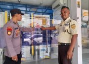 Anggota Patroli Polsek Taman Bagikan Stiker Hotline Mudik Polri 110 Kepada Masyarakat 