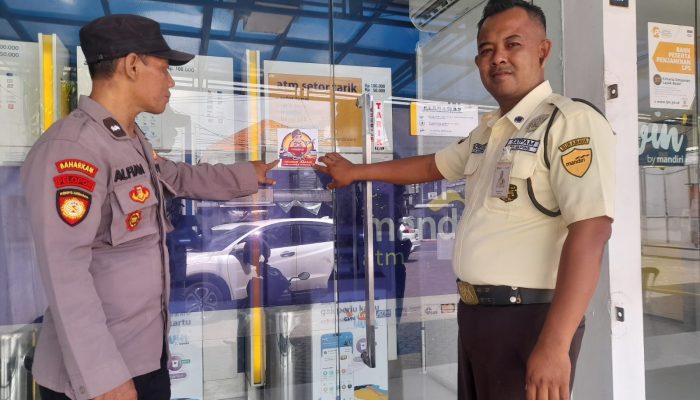 Anggota Patroli Polsek Taman Bagikan Stiker Hotline Mudik Polri 110 Kepada Masyarakat 