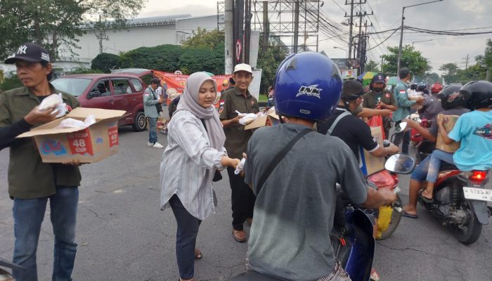 Lsm Trinusa Berbagi Kebahagiaan Dengan Membagikan Takjil Gratis