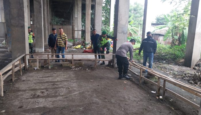 Dua Pilar Taman Gerebek Dan Bakar Arena Judi Sabung Ayam Di Bawah Jembatan Layang Desa Bringinbendo
