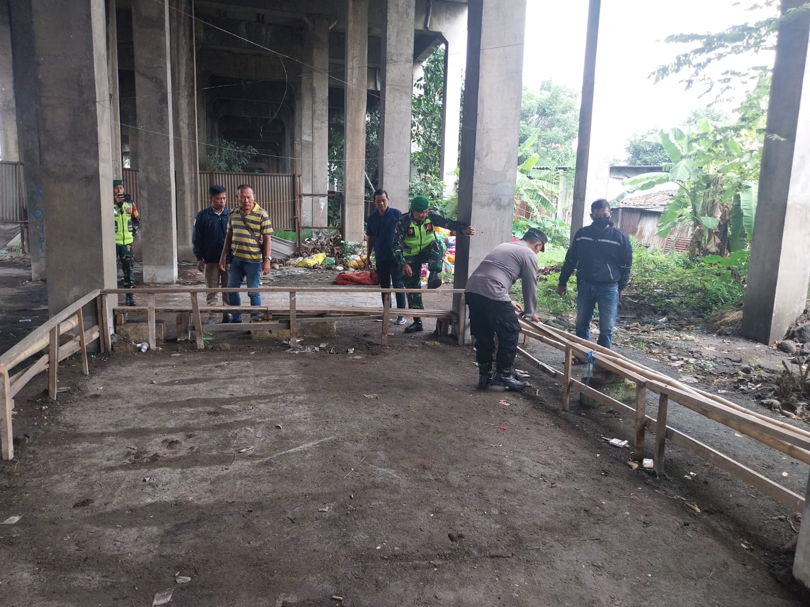 Dua Pilar Taman Gerebek dan Bakar Arena Judi Sabung Ayam di Bawah Jembatan Layang Desa Bringinbendo
