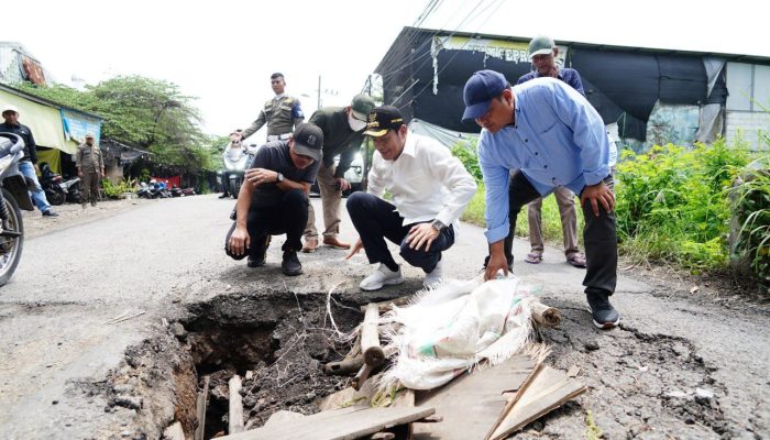 Bupati Sidoarjo Subandi Sidak Jembatan Ambles Di Desa Banjarsari, Siapkan Perbaikan Permanen