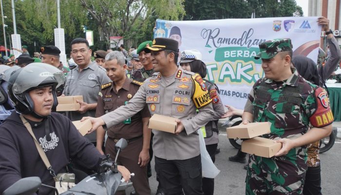 Solid Untuk Masyarakat, Forkopimda Sidoarjo Bagikan Takjil Bersama