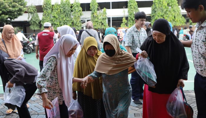 “Bersihkan Hati Dengan Berbagi” Yayasan Al Muslim Bagikan 1.443 Sembako Kepada Yatim Dan Dhuafa