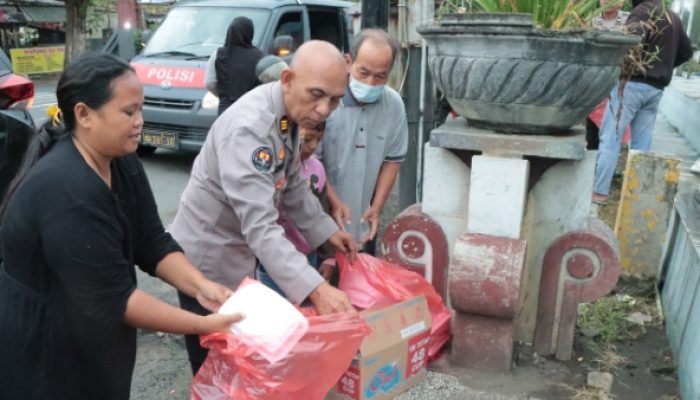 Jumat Berkah, Polres Nganjuk Bersama Awak Media Bagikan Ratusan Takjil Di Terminal Anjuk Ladang