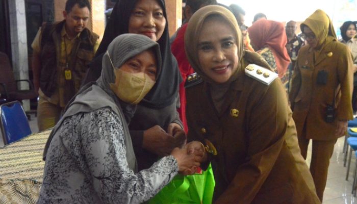 Dukung Program Csr Sidoarjo, Pt.ecco Sidoarjo Bersama Pemkab Sidoarjo Serahkan Bantuan Bahan Pangan Di Kecamatan Candi