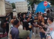 Genpatra Gresik Bagikan Ratusan Takjil, Hentikan Truk Yang Langgar Jam Operasional 