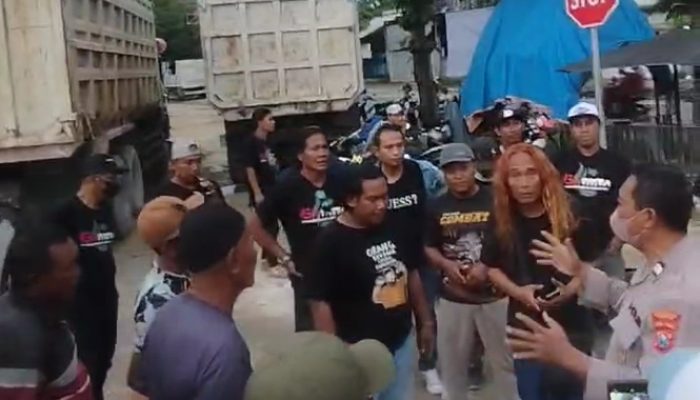 Genpatra Gresik Bagikan Ratusan Takjil, Hentikan Truk Yang Langgar Jam Operasional 