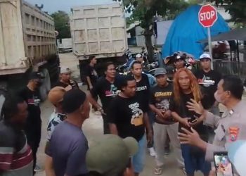 Genpatra Gresik Bagikan Ratusan Takjil, Hentikan Truk yang Langgar Jam Operasional 