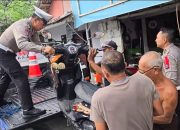 Bantu Pemudik, Polisi Angkut Motor Mogok Di Jalan Raya Probolinggo