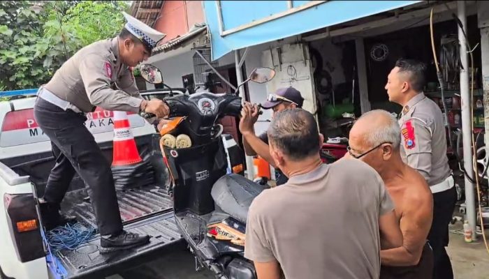 Bantu Pemudik, Polisi Angkut Motor Mogok Di Jalan Raya Probolinggo