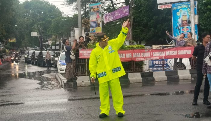 Kapolres Nganjuk Pimpin Penguraian Arus Balik Di Simpang 4 Traffic Light Kertosono Di Tengah Cuaca Ekstrem