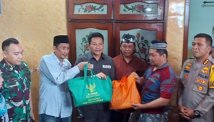 Bupati Sidoarjo Takziah Dan Serahkan Santunan Untuk Korban Longsor Pacet
