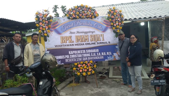 Turut Berbelasungkawa Kapolresta Sidoarjo Kirimkan Karangan Bunga