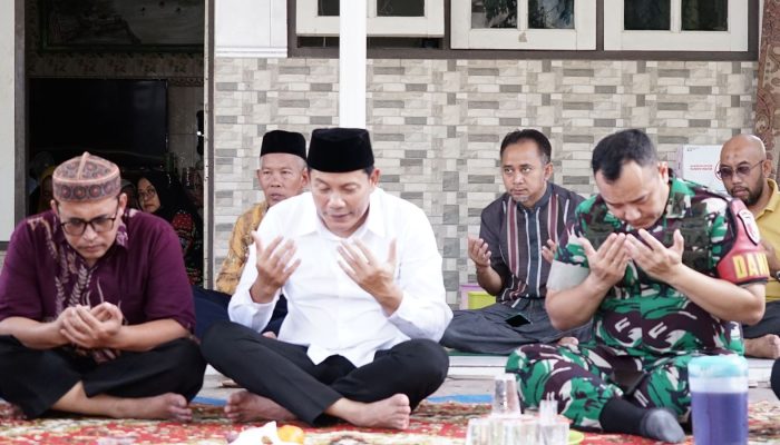 Bupati Sidoarjo Subandi Takziah Ke Rumah Duka Korban Hanyut Di Pantai Balekambang