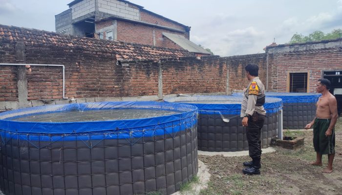 Bhabinkamtibmas Desa Ngaban Pantau Kolam Lele Dukung Ketahanan Pangan