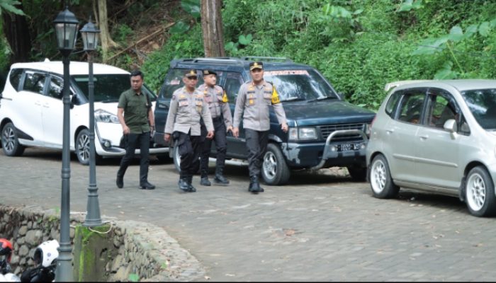 Libur Lebaran, Kapolres Pantau Wisata Jolotundo Pastikan Keamanan Pengunjung