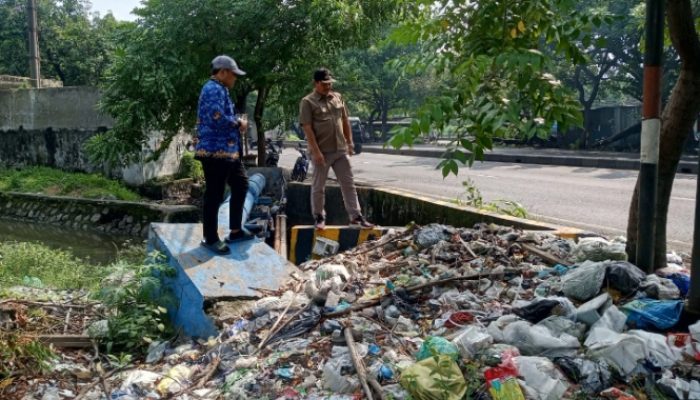 Geram Jalan Raya Bringinbendo Dijadikan Tempat Pembuangan Sampah Liar, Kades Bringinbendo Akan Terapkan Hukuman Bagi Pelaku Yang Tertangkap