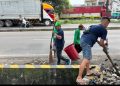 Tidak Kunjung Direspon DLHK Sidoarjo, Kades Bringinbendo Kembali Bersihkan Sampah Liar dan Ancam Hukum Bagi Pembuang Sampah Liar