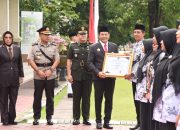 Hari Pendidikan Nasional, Bupati Subandi Serahkan Penghargaan Kepada Guru Dan Siswa