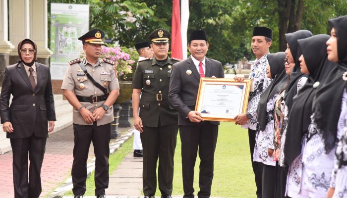 Hari Pendidikan Nasional, Bupati Subandi Serahkan Penghargaan Kepada Guru Dan Siswa
