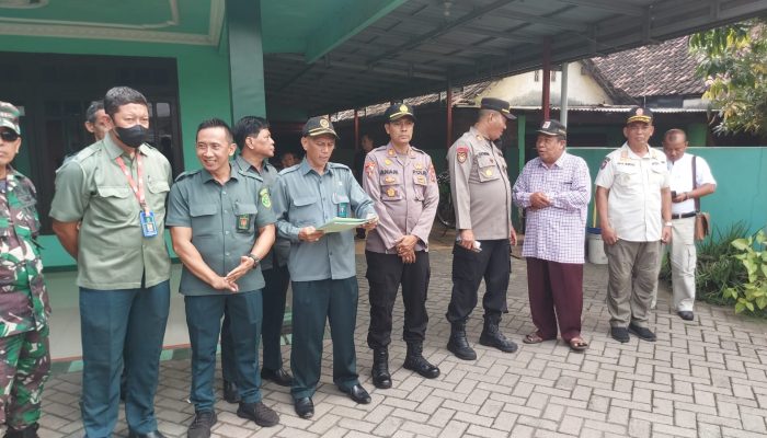 Juru Sita Pengadilan Negeri Sidoarjo Eksekusi Rumah Mantan Kepala Desa Bangsri Sukodono