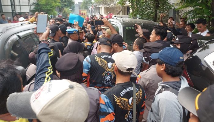 Aksi Saling Dorong Warnai Proses Eksekusi Rumah Di Taman, Aparat Keamanan Putuskan Tunda Pengosongan