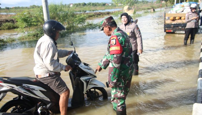 Tanggap Bencana, Polisi Dan Tni Bantu Evakuasi Warga Terdampak Banjir Di Sumenep