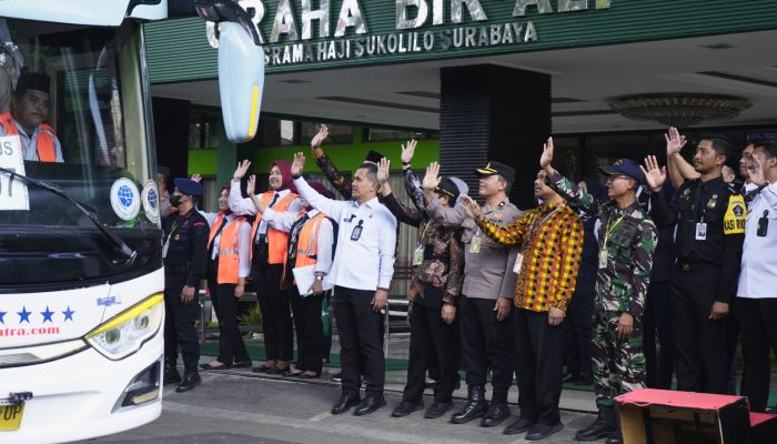 Imigrasi Surabaya Kawal Pemberangkatan Jemaah Haji Melalui Embarkasi Surabaya