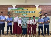 Tanda Syukur, Siswa-Siswi Sd Al Muslim Rayakan Kelulusan Dengan Berbagi Parcel Buah Untuk Satpam Dan Cleaning Service Sekolah