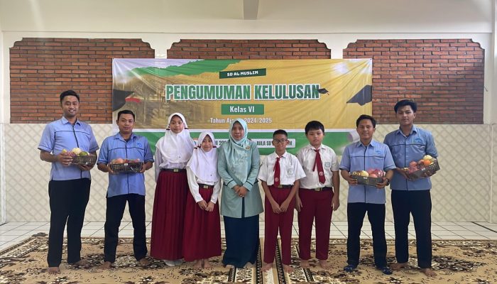 Tanda Syukur, Siswa-Siswi Sd Al Muslim Rayakan Kelulusan Dengan Berbagi Parcel Buah Untuk Satpam Dan Cleaning Service Sekolah
