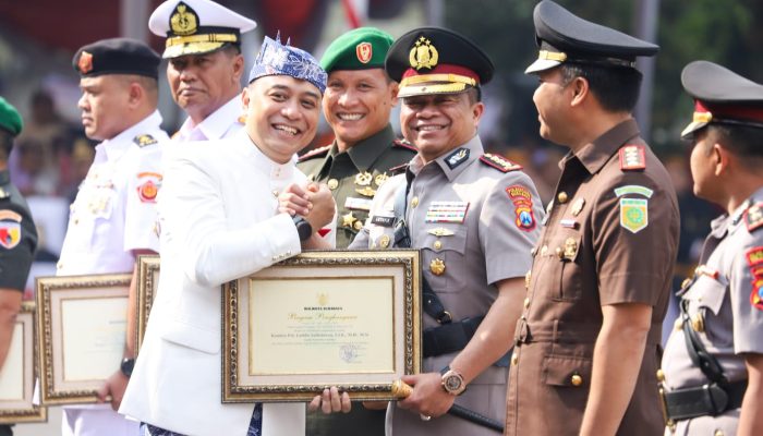 Kapolrestabes Surabaya Terima Penghargaan Di Hjks Ke-732 Wujud Dedikasi Jogo Suroboyo