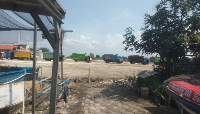 Camat Sedati Akan Hentikan Aktivitas Truk Pengangkut Tanah Uruk Di Wilayahnya