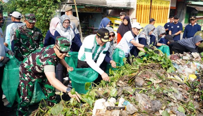 Bupati Subandi Bersama Ratusan Orang Bersihkan Sampah Di Sungai Pelayaran